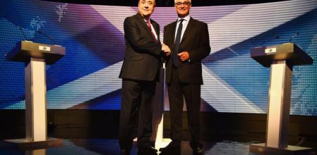 Dos horas de debate. Alex Salmond y Alistair Darling, ayer al inicio, en Glasgow