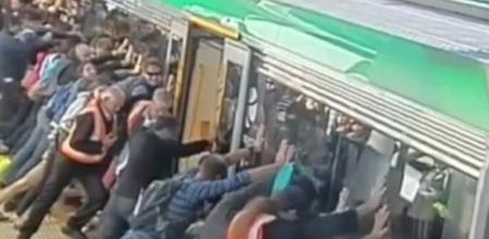 En la ciudad de Perth, Australia, un viajero se quedó atrapado entre la plataforma de una estación de trenes y un vagón. El hombre ha sido finalmente liberado gracias a que decenas de otros pasajeros empezaran a empujar el vagón