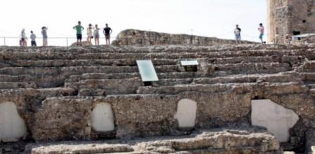Visitantes paseando alrededor del circo romano de Tarragona