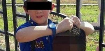 Un niño de siete años sostiene una cabeza decapitada de un militar en Siria