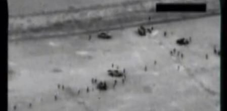 Captura de vídeo facilitada por el ejército de EE.UU. que muestra a miembros de la minoría religiosa Yazidí acercarse a la ayuda humanitaria lanzada por militares estadounidenses para miles de ciudadanos iraquíes amenazados por el Estado Islámico cerca de Sinjar