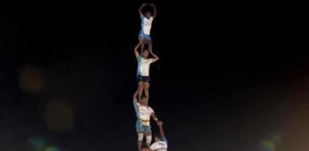 Construcció de nou pisos a la festivitat hinduista del Dahi Handi