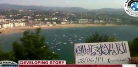 Un simpatizante del Estado Islámico se fotografía con un cartel en apoyo a la organización yihadista ante la bahía de La Concha, San Sebastian