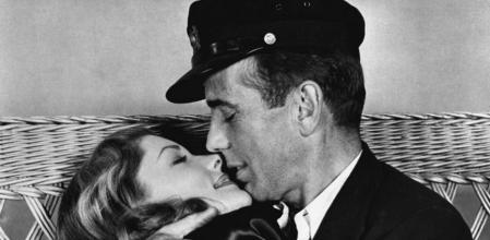 Bacall y Bogart abrazados en una escena de 'Tener y no tener' de Howard Hawks