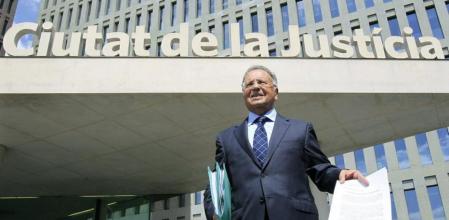 El presidente del Sindicato Manos Limpias, Miguel Bernard, frente a la Ciudad de la Justicia de Barcelona.
