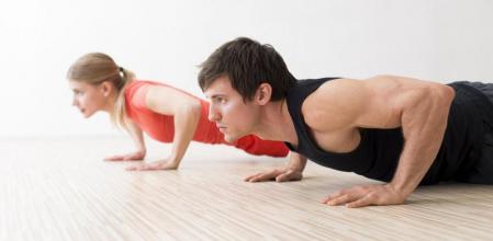 Las flexiones son un buen ejercicio para tonificar brazos y espalda