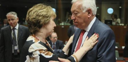 El ministro español de Asuntos Exteriores, José Manuel García-Margallo con la jefa de la diplomacia europea, Catherine Ashton a su llegada a la reunión del consejo de ministros de Exteriores de la UE en Bruselas