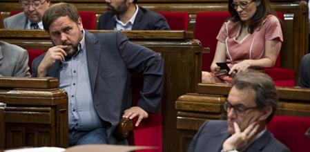 Junqueras observa atentamente a Mas en el Parlament