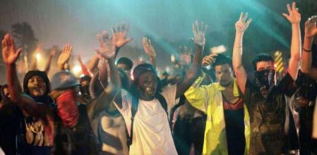 Manifestantes durante los disturbios en Ferguson por la muerte a tiros de un joven negro