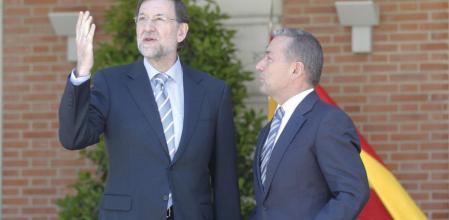 El presidente del gobierno, Mariano Rajoy, y el presidente canario, Paulino Rivero, poco antes de la reunión que mantuvieron en La Moncloa