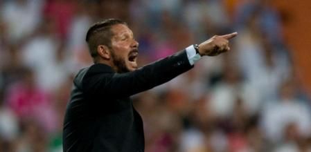 Simeone da instrucciones a sus jugadores.