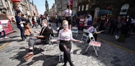Teatro de calle en la Royal Mile durante el Fringe, el mayor festival de artes escénicas del mundo, con cerca de 3.000 representaciones