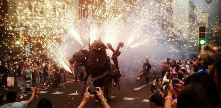 Un correfoc a la vila de Gràcia durant les festes #FiestasgràciaLV