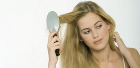 Cepillar el cabello una vez al día es recomendable para evitar enredos y que se estropee el pelo, pero hacerlo con mucha frecuencia puede debilitarlo y provocar que se abran las puntas