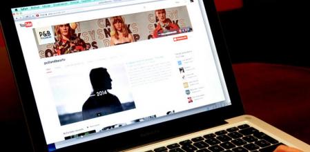 Un internauta navega por el canal de Youtube de una marca de moda