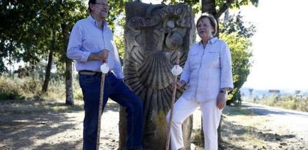 Mariano Rajoy y Angela Merkel posan ante los medios en el camino de Santiago