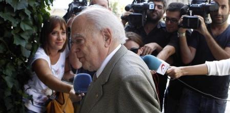El expresidente de la Generalitat, Jordi Pujol junto a periodistas, a su llegada esta mañana a su domicilio, a donde han llegado tras disfruta de unos días de vacaciones en su residencia veraniega de Queralbs (Girona).