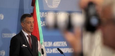 El lehendakari, Iñigo Urkullu, durante su comparecencia ante los medios de comunicación tras presidir hoy en San Sebastián la primera reunión que celebra el Consejo de Gobierno tras las vacaciones estivales