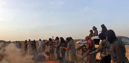 La imagen muestra hombres enmascarados del Estado Islámico ejecutando a siete hombres de rodillas tras la adquisición de la base aérea en la provincia de al-Raqqa Tabaqa, Siria