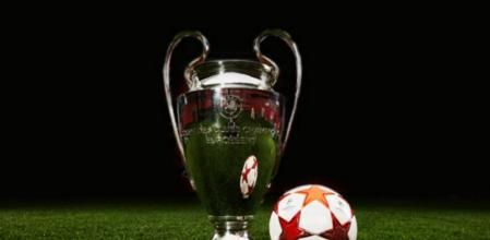 La famosa copa de Europa junto al balón oficial de la competición