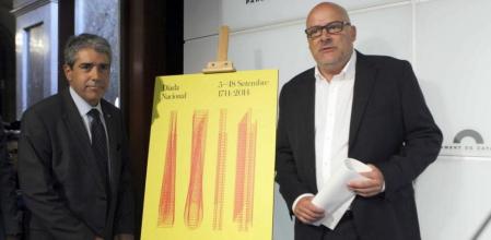 El portavoz del Gobierno de la Generalitat, Francesc Homs (i), acompañado del vicepresidente del Parlament, Lluís Corominas (d), durante la presentación hoy del cartel y el acto institucional de la Diada del 11 de septiembre
