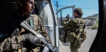 Un miliciano prorruso hace guarda en un vehículo en Donestk