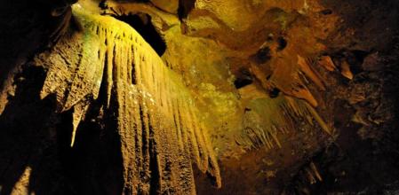 Las rocas forman figuras extrañas tras años de erosión en las Grutas de San José