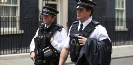 Dos policías armados patrullan frente a Downing St.
