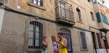 Un grupo de turistas pasean por la Barceloneta