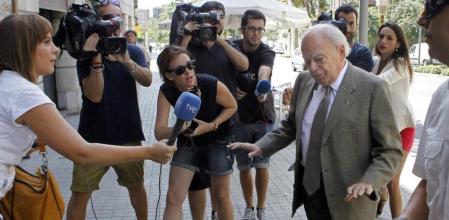 Jordi Pujol rechaza las preguntas de los periodistas a la entrada de su casa