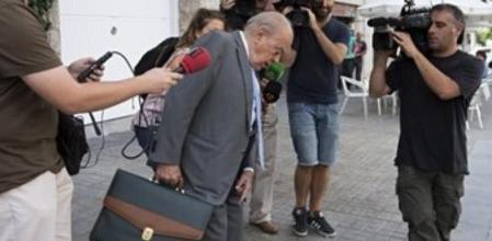 Jordi Pujol sale del portal de su casa de Barcelona con un solo zapato tras sufrir un esguince