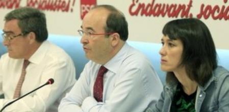 El presidente del PSC, Àngel Ros, el primer secretario, Miquel Iceta, y la número dos de los socialistas catalanes, Núria Parlón, atienden a los medios tras la primera Ejecutiva del partido después de las vacaciones estivales, en la que han analizado el nuevo curso político.