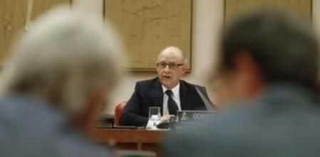 Los diputados de CiU, Josep Sánchez Llibre (i) y PereMacías (d), atienden a la comparecencia del ministro de Hacienda y Administraciones Públicas, Cristóbal Montoro.