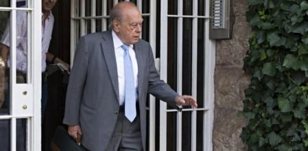 El esguince. Pujol salió ayer de casa con un calcetín por una lesión en el pie