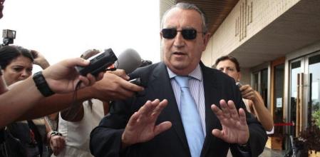 El expresidente de la Diputación de Castellón Carlos Fabra, condenado a cuatro años de cárcel por fraude fiscal, a la salida de la Audiencia Provincial donde estaba citado hoy a las diez de la mañana por la sección primera con el fin de comunicarle la fecha de su ingreso en prisión