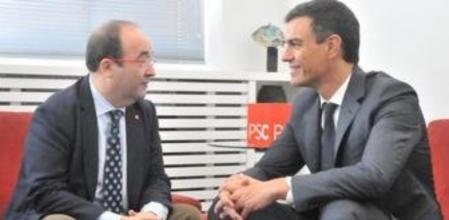 El primer secretario del PSC, Miquel Iceta, y el secretario general del PSOE, Pedro Sánchez, en la sede de la formación catalana.