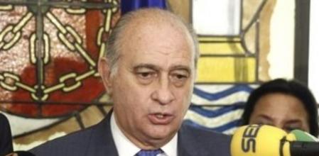 El ministro del Interior de España, Jorge Fernández Diaz, atiende a la prensa