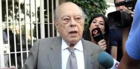 El expresidente de la Generalitat Jordi Pujol sale de su casa.