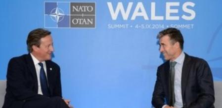 El primer ministro británico, David Cameron, se reúne con el secretario general de la OTAN, Fogh Rasmussen, en Newport, Gales.