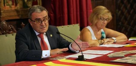 El alcalde de Lleida, Àngel Ros, acompañado de la teniente de alcalde de Cultura, Montse Parra, durante la presentación de los actos de la Diada de 2014.