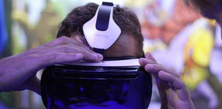 Un asistente a la feria IFA de Berlín prueba el visor de realidad virtual Gear VR de Samsung