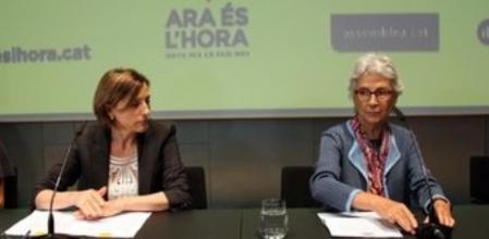 La presidenta de la ANC, Carme Forcadell, y la de Òmnium Cultural, Muriel Casals, durante el acto de este jueves.