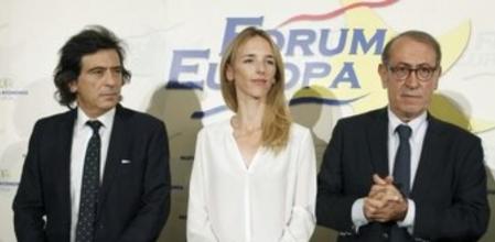 El exsecretario general del PSE-EE, Nicolás Redondo Terreros (d), el escritor Arcadi Espada (i), promotores de la plataforma Libres e Iguales, momentos antes de su participación en el desayuno informativo de la tribuna Fórum Europa.