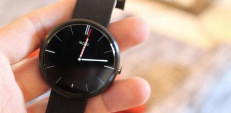 El Moto 360 destaca por su forma circular, con diseño similar a un reloj convencional