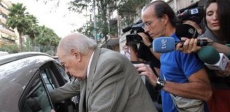 El expresidente de la Generalitat Jordi Pujol, interpelado por varios medios de comunicación a las puertas de su domicilio en Barcelona, en una imagen reciente