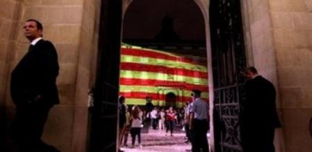 Imagen de la senyera proyectada en la fachada de la Generalitat.