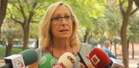 La secretaria de organización del PSC; Assumpta Escarp, atiende a los medios en los Jardins de Màlaga de Barcelona.
