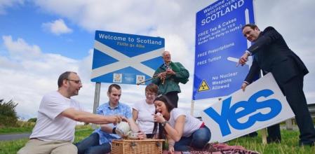 Varios partidarios del Sí a la independencia de Escocia celebran con un pícnic el éxito del proceso
