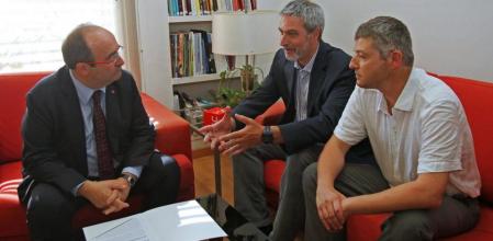 El líder del PSC, Miquel Iceta, durante la reunión que mantuvo con los representantes de la Plataforma Societat Civil Catalana, Josep Ramon Bosch y Joaquim Coll