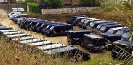 Las furgonetas antidisturbios del CNP en un estacionamiento hotelero de Calella
